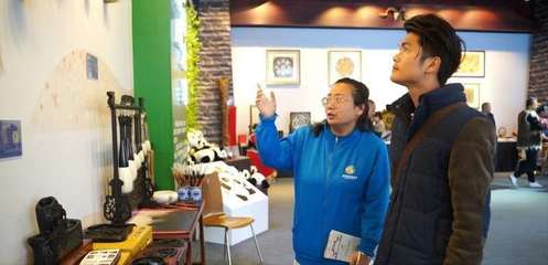 四川绵阳:青年志愿者助力家乡产品出川展览